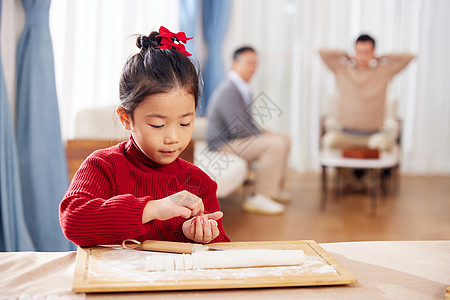 元宵节小女孩认真包汤圆图片