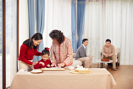 吃元宵春节里一家人做元宵背景