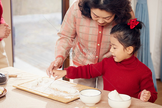 奶奶教孙女做元宵图片