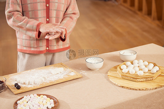 奶奶元宵节包汤圆手部特写图片