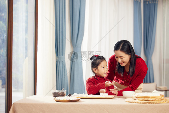 元宵节妈妈陪着女儿包汤圆图片