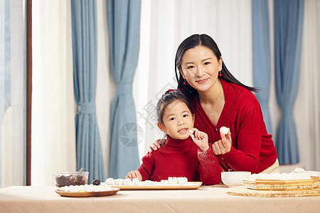 元宵节妈妈跟女儿展示汤圆图片