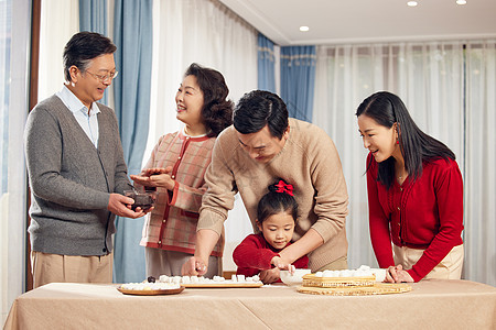 春节里包元宵幸福的一家人图片