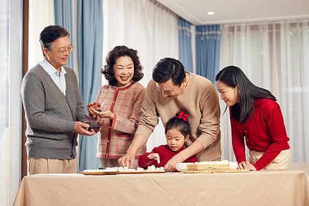 元宵节春节里一家人做元宵背景