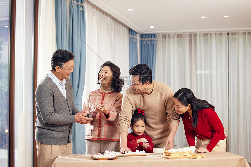 春节里一家人做元宵图片