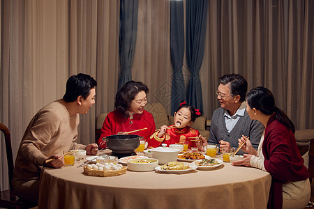 过年一家人吃团圆饭图片