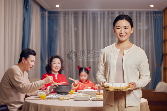 元宵节妈妈端着汤圆形象图片