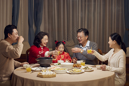 春节一家人举杯吃团圆饭形象图片