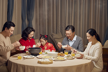 春节一团聚的家人吃团圆饭图片