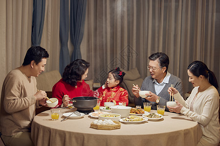 吃年夜饭的一家人图片