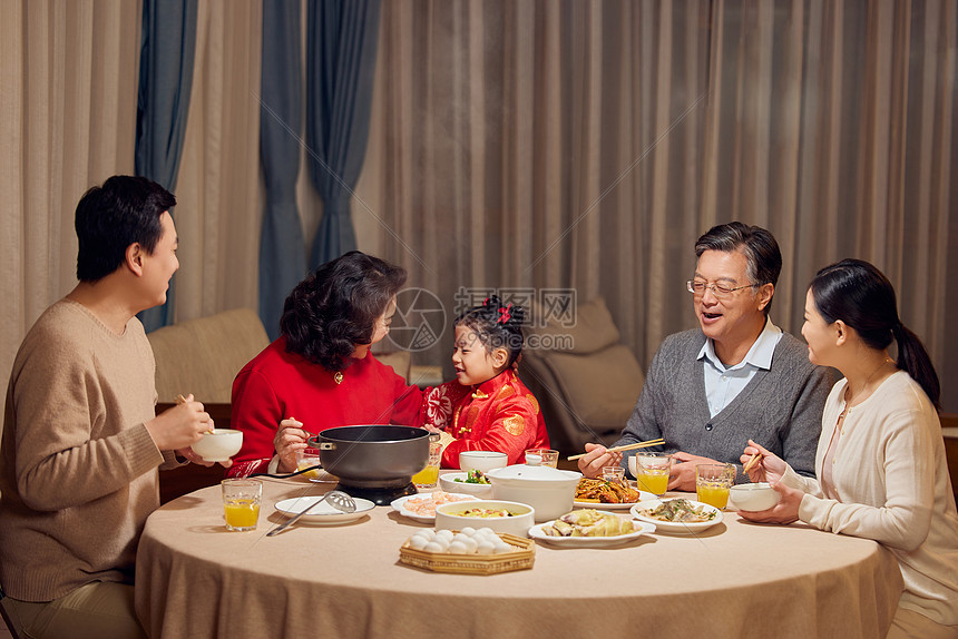 过年吃团圆饭的幸福家庭图片