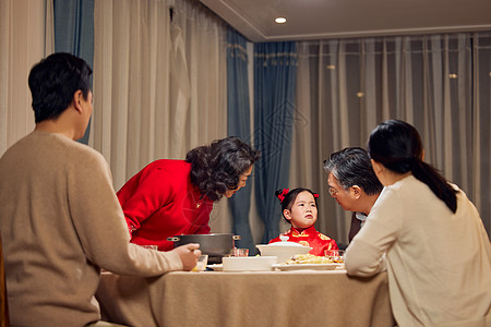 春节吃团圆饭委屈的小女孩高清图片