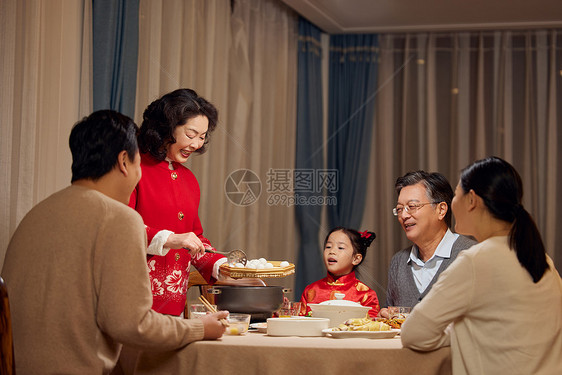 元宵节聚餐奶奶煮汤圆图片