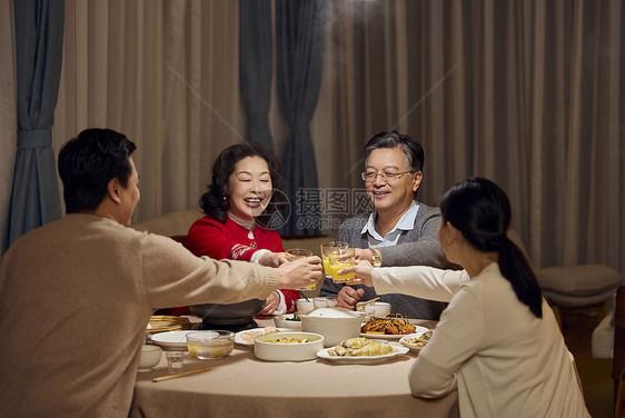 幸福一家人元宵节聚餐碰杯图片