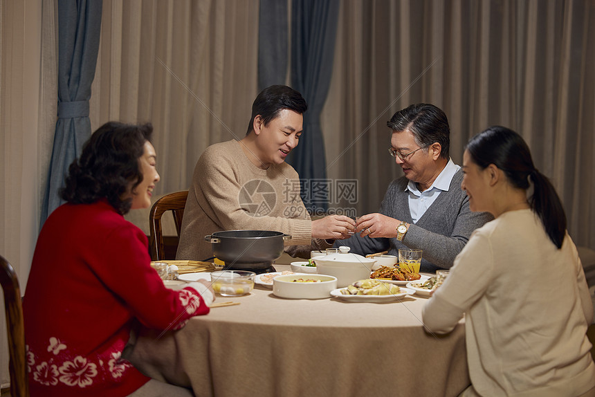 春节年夜饭父子喝白酒碰杯图片