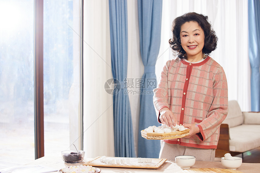 奶奶元宵节包汤圆形象图片