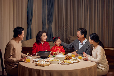 元宵节一家人吃团圆饭聊天图片