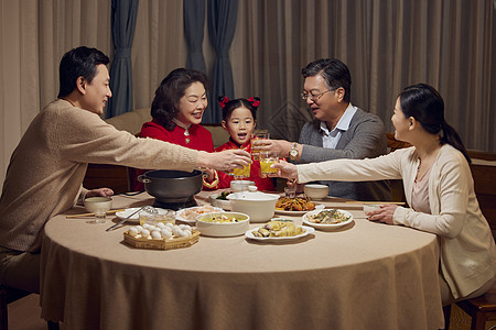幸福一家人吃年夜饭碰杯高清图片