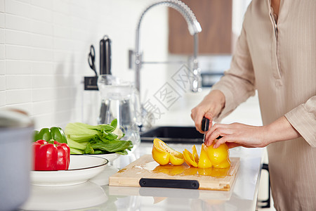 做饭的妈妈居家中年女性厨房备菜特写背景