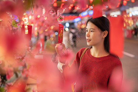  深圳东门老街元旦春节街道上的少女图片