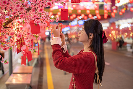 深圳东门老街元旦春节街道上的少女背景
