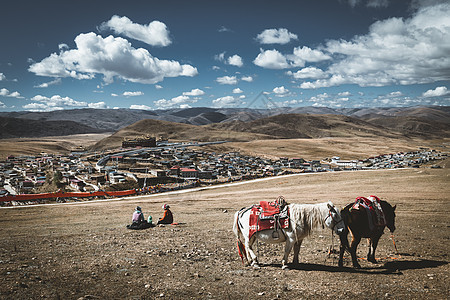 川西甘孜草原上的藏寨背景图片