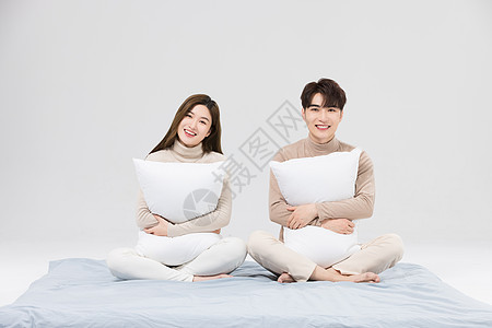 韩系情侣居家生活抱着枕头图片
