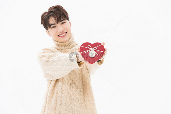 韩系青年男性捧着心型礼盒图片