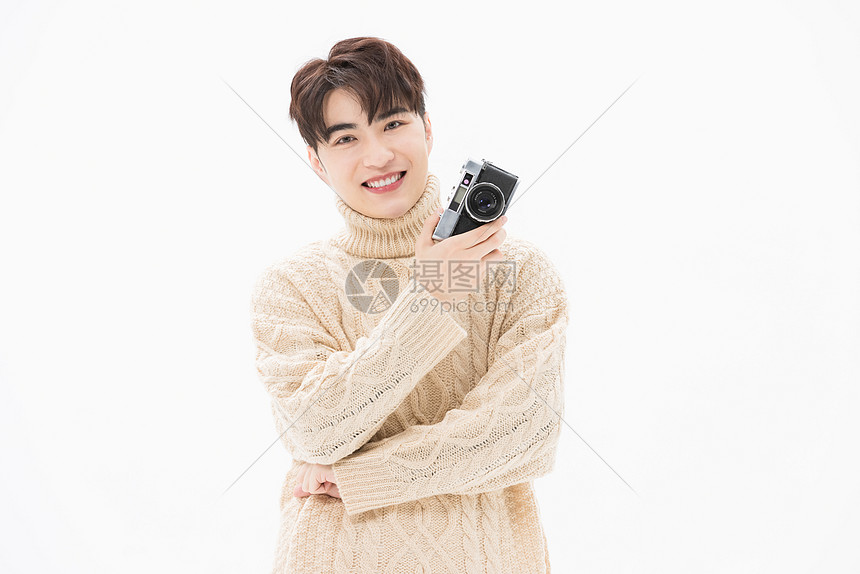 冬季男性手拿照相机摆姿势图片