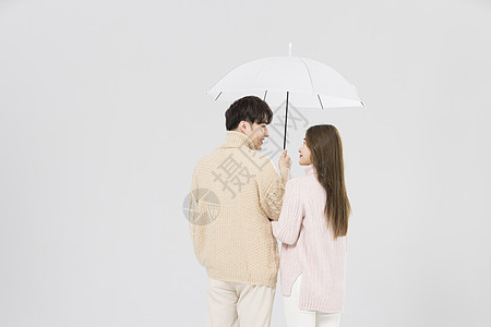 撑着伞的情侣背影图片