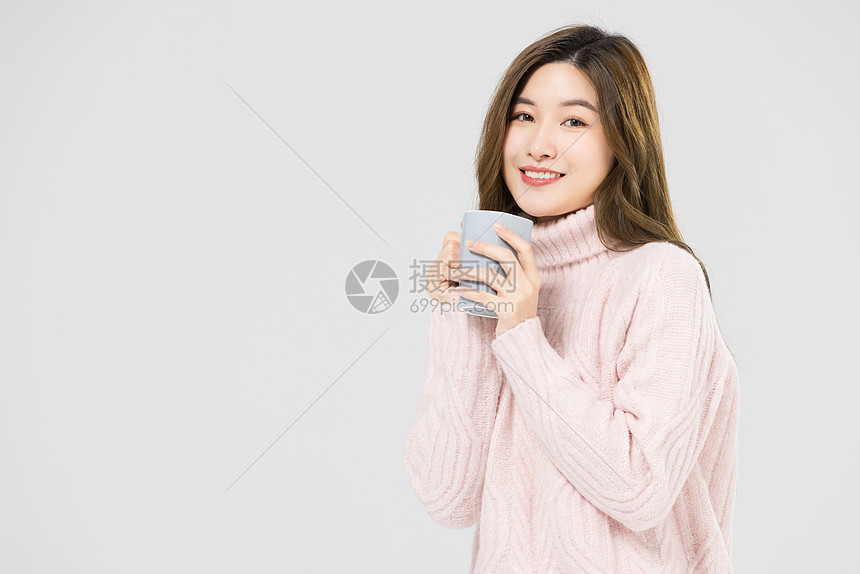 韩系美女手捧杯子取暖图片