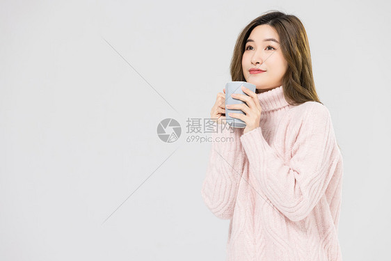 手捧杯子取暖的韩系美女图片