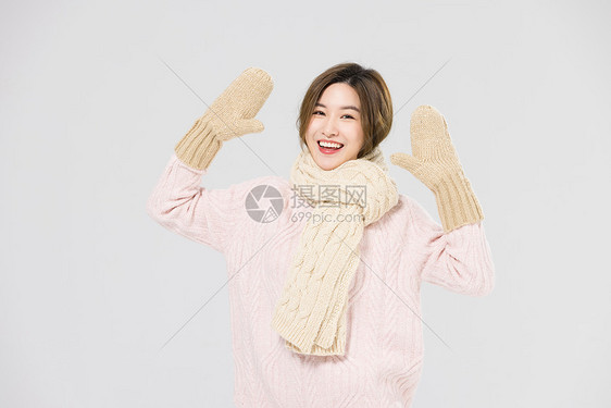 冬季美女戴围巾手套取暖图片