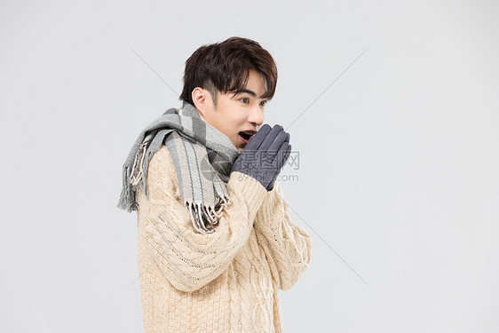 冬季青年男性戴手套围巾防寒图片