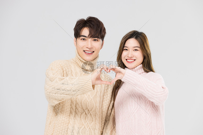 可爱韩系情侣用手比心