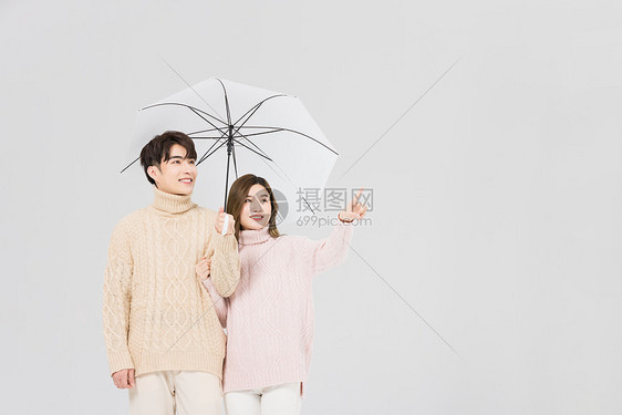 韩系情侣幸福相伴撑雨伞形象图片