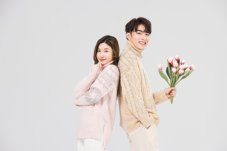 韩系情侣相伴手拿鲜花背景图片