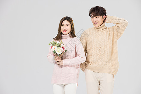 韩系情侣相伴手拿鲜花背景图片