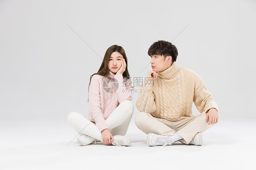 韩系情侣坐在地上幸福陪伴图片