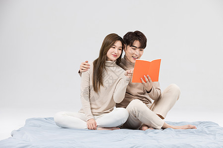 韩系情侣相伴看书阅读图片