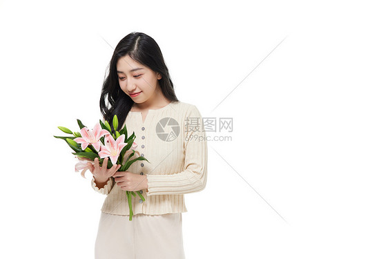 手拿百合花的女性形象图片