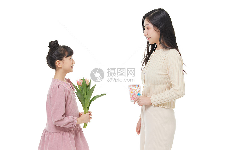 母亲节女儿给母亲送鲜花图片