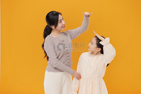 母亲和女儿一起比较身高图片