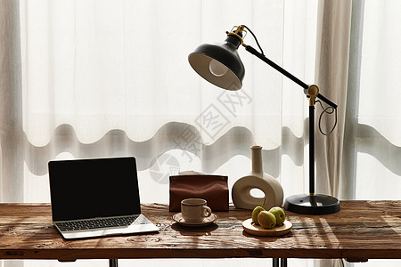 阳光下的简约日式书桌背景图片