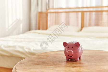 卧室桌上的小猪存钱罐图片