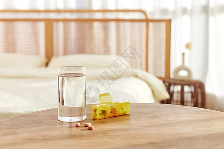 卧室桌上的药盒图片