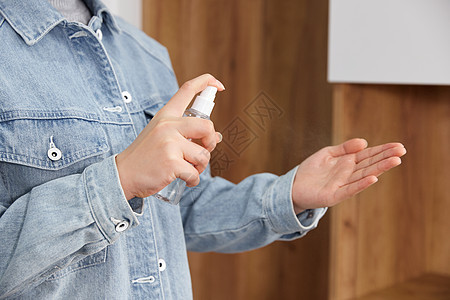 青年女性手部清洁消毒特写图片