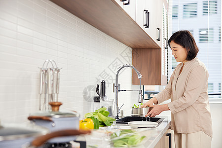 厨房备菜的居家中年女性图片