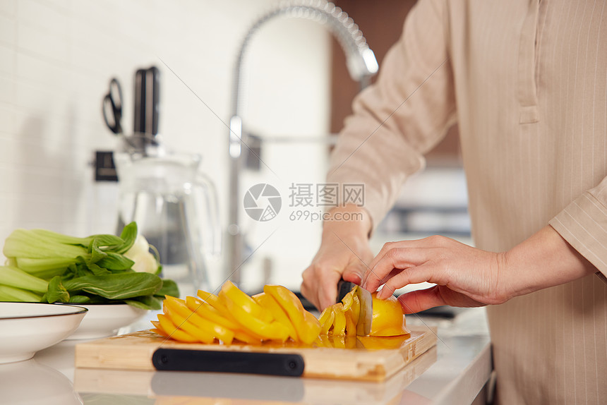 中年女性切菜手部特写图片