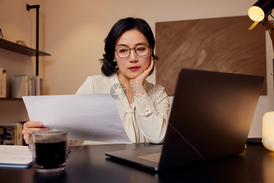 成熟商务女士在家熬夜加班形象图片